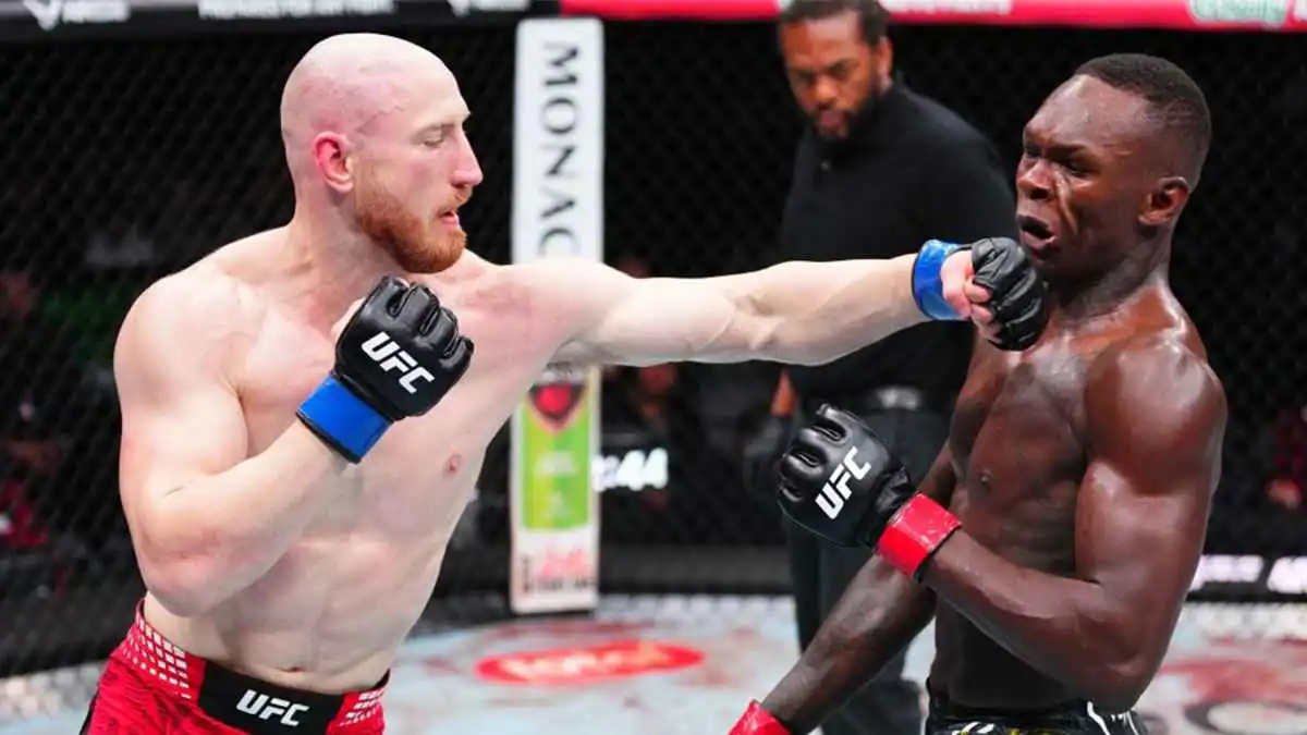 جو بايفر يسقط أديسانيا بالضربة القاضية في عرض "UFC" (فيديو)