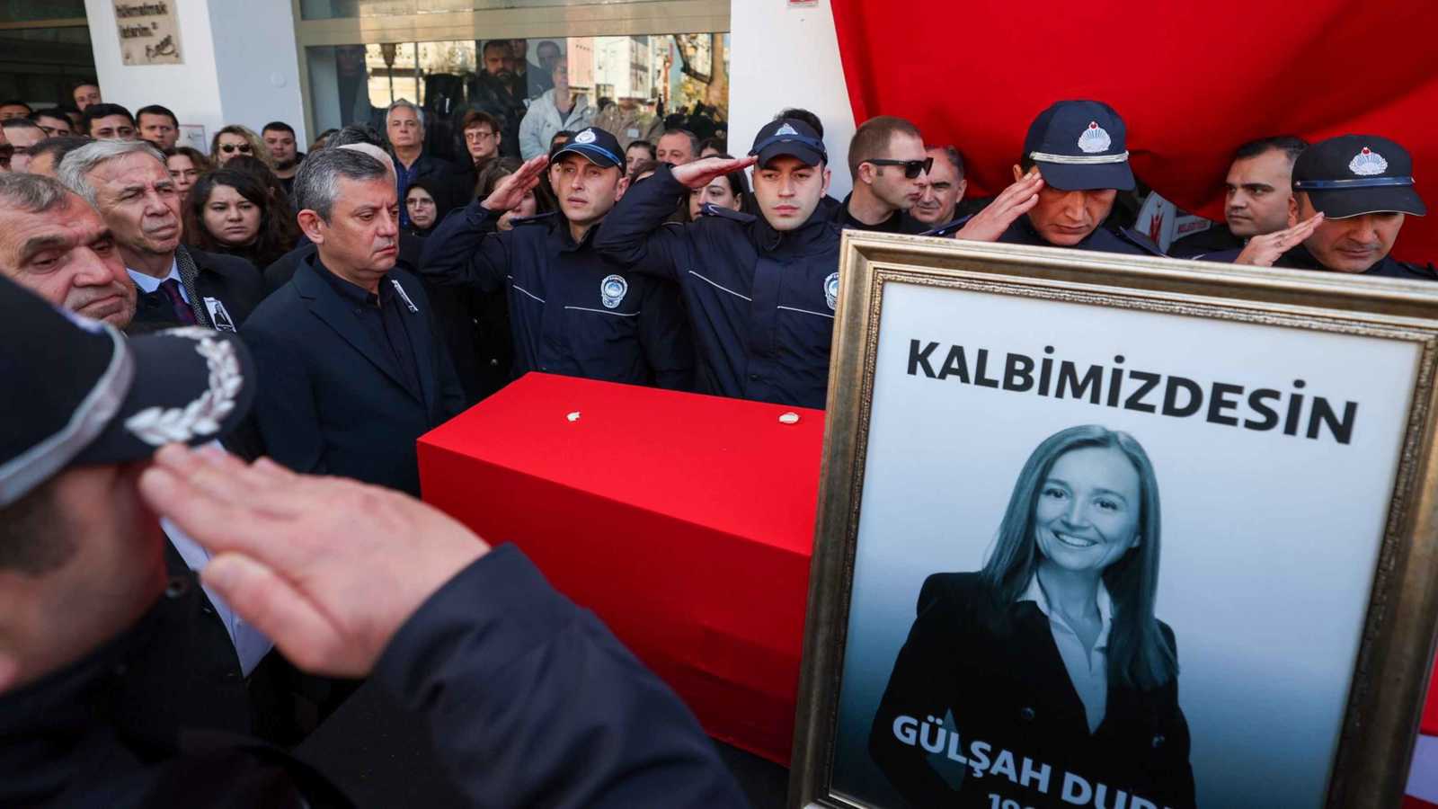 بمشاركة عشرات الآلاف.. تشييع مهيب لرئيسة بلدية شابة في تركيا (فيديو)