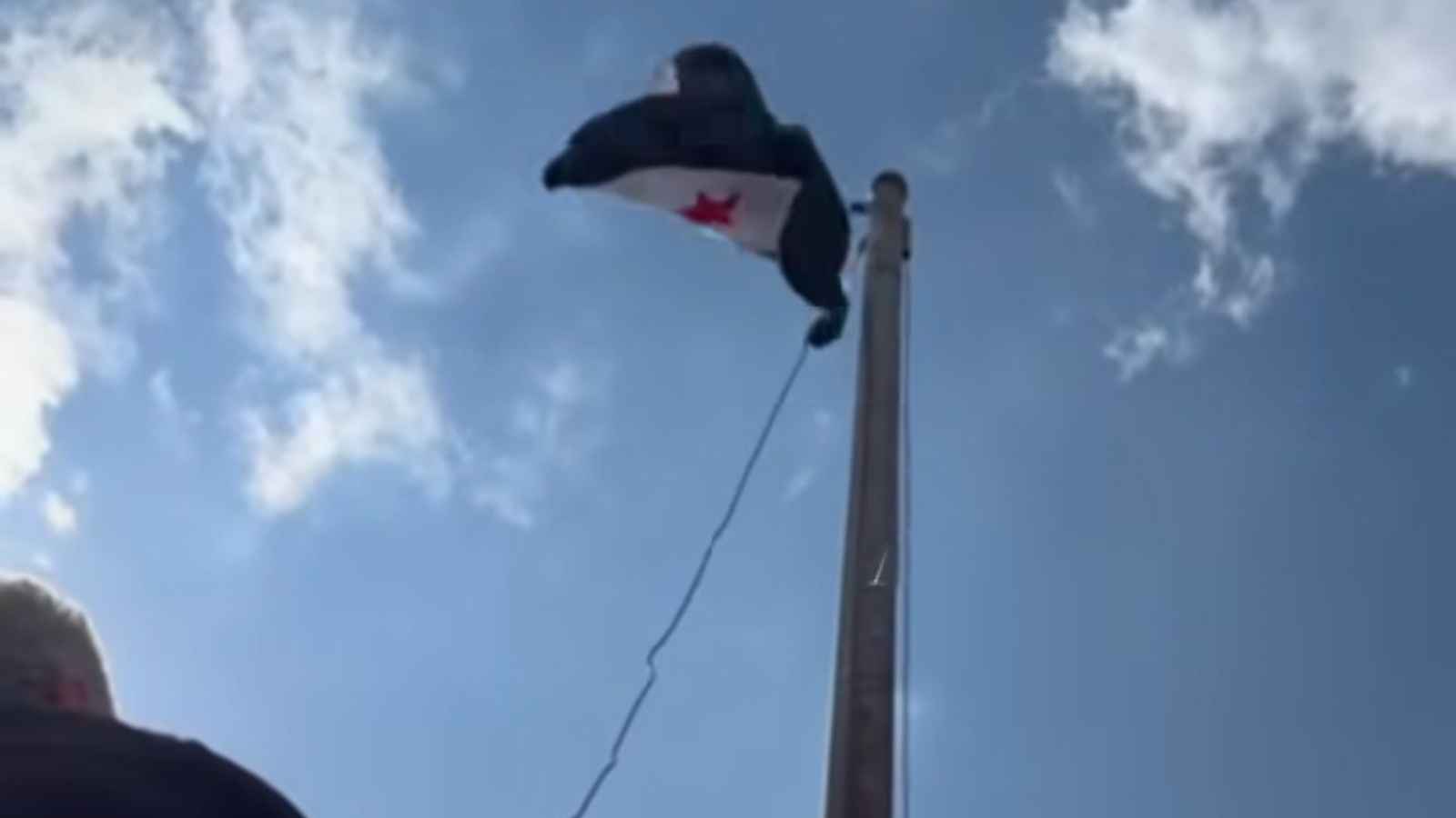 على وقع أنباء اتفاق مع دمشق.. رفع العلم السوري فوق مبنى محافظة السويداء