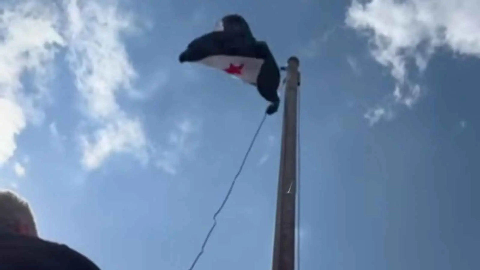 على وقع أنباء اتفاق مع دمشق.. رفع العلم السوري فوق مبنى محافظة السويداء