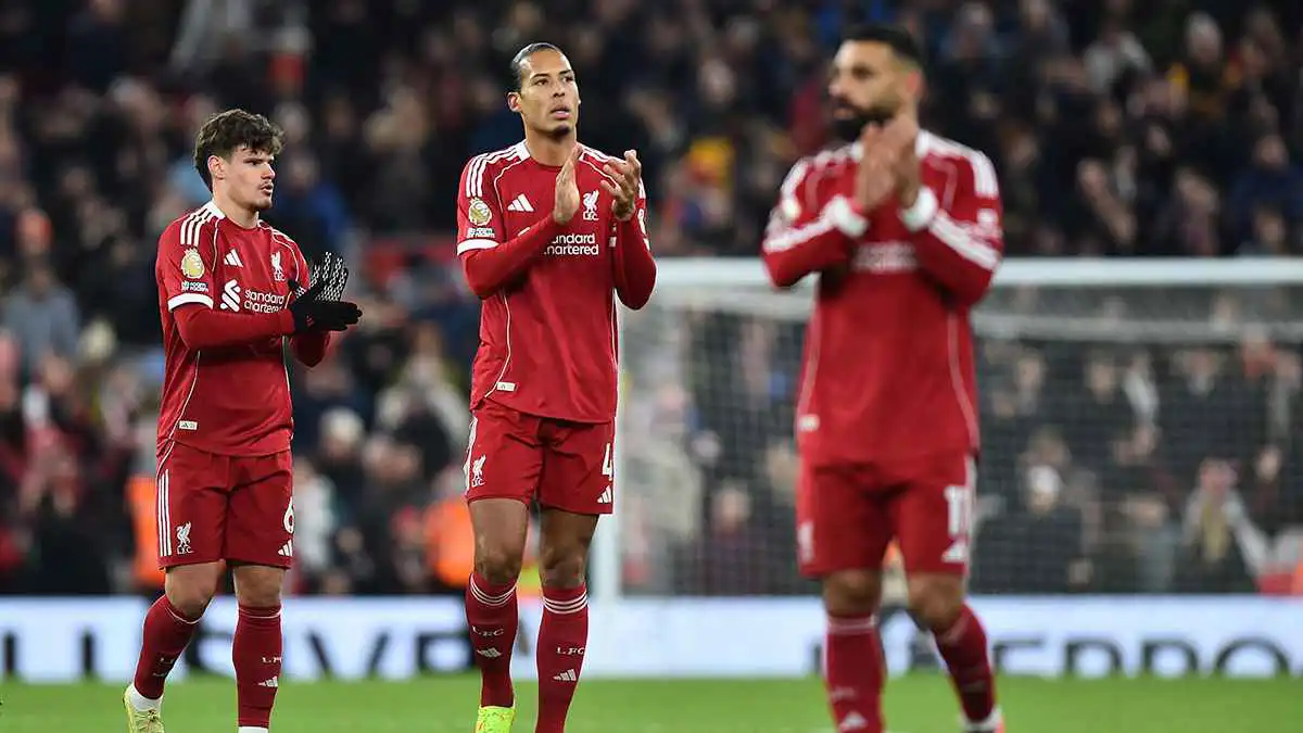 دعوه يتحدث.. أول رد فعل من لاعبي ليفربول تجاه أزمة محمد صلاح (فيديو)