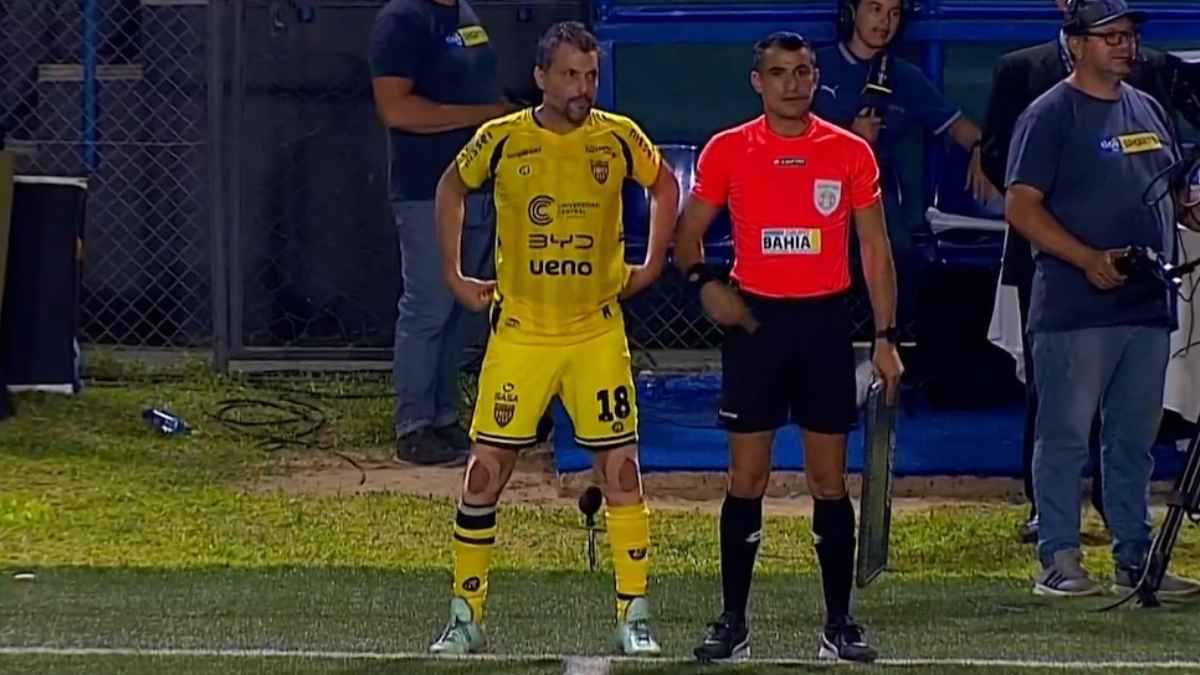 بعمر 51 عاما.. رئيس ناد في باراغواي يشارك مع فريقه في مباراة رسمية (فيديو)