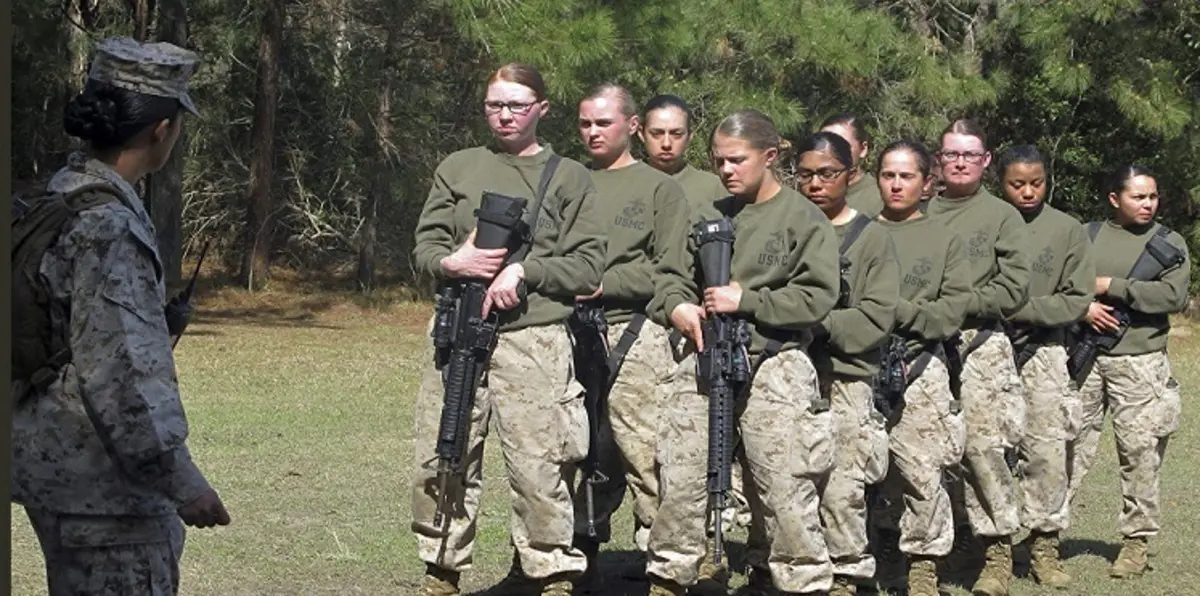 البنتاغون يتعهد بالتحقيق في فضيحة تبادل جنود صورًا عارية لزميلاتهم