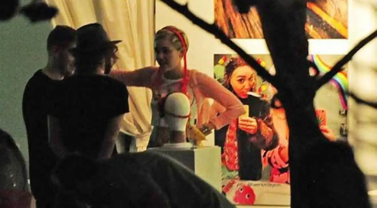 صور.. مايلي سايروس تدخن الماريغوانا بلباس مثير