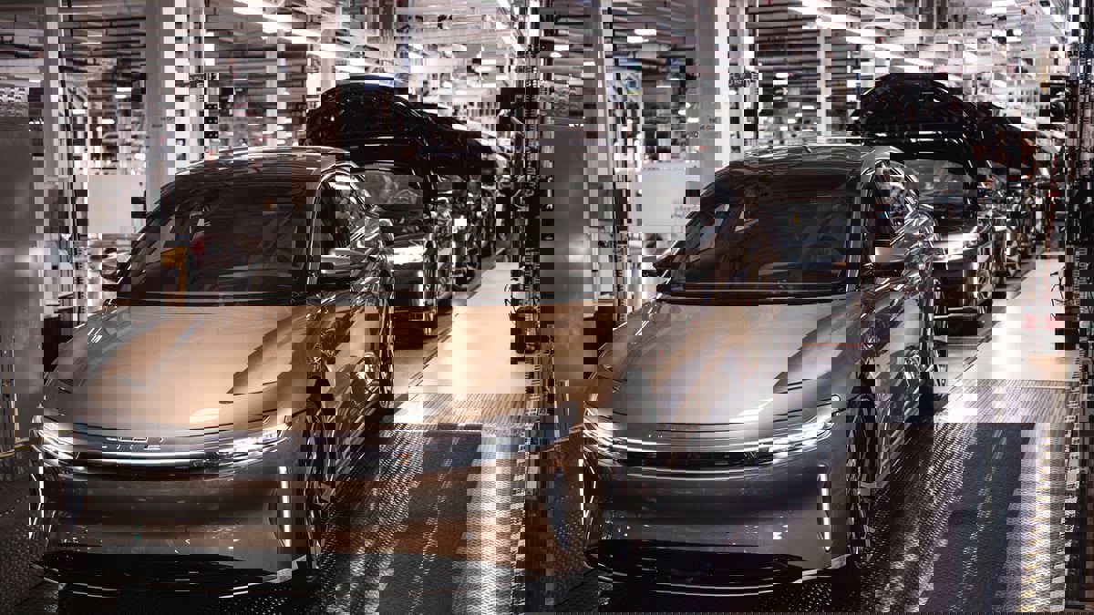 الشرطة السعودية تعرض أول سيارة كهربائية ذكية محلية الصنع (فيديو)