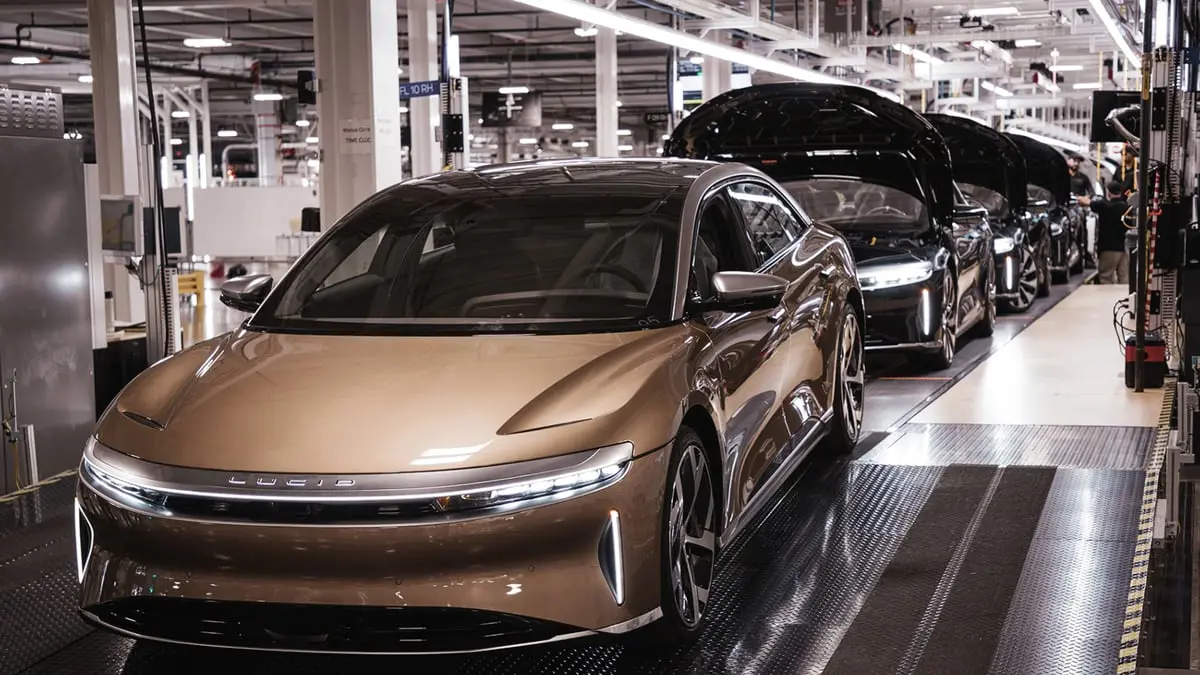 الشرطة السعودية تعرض أول سيارة كهربائية ذكية محلية الصنع (فيديو)