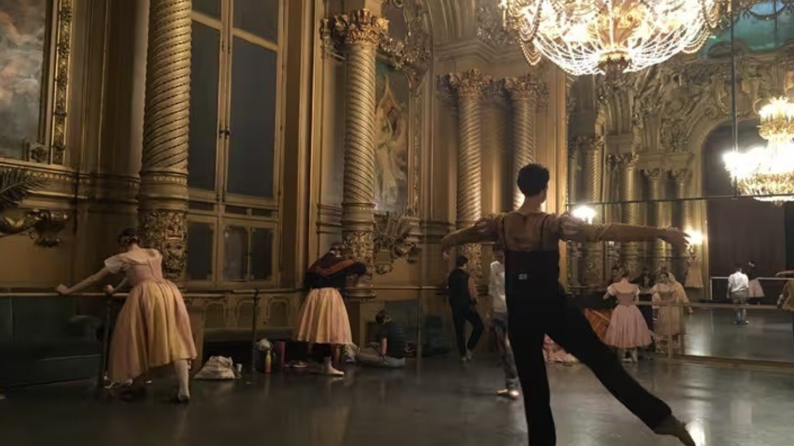 150 سنة على افتتاحه.. قصر غارنييه لؤلؤة الباليه والأوبرا في باريس (فيديو)