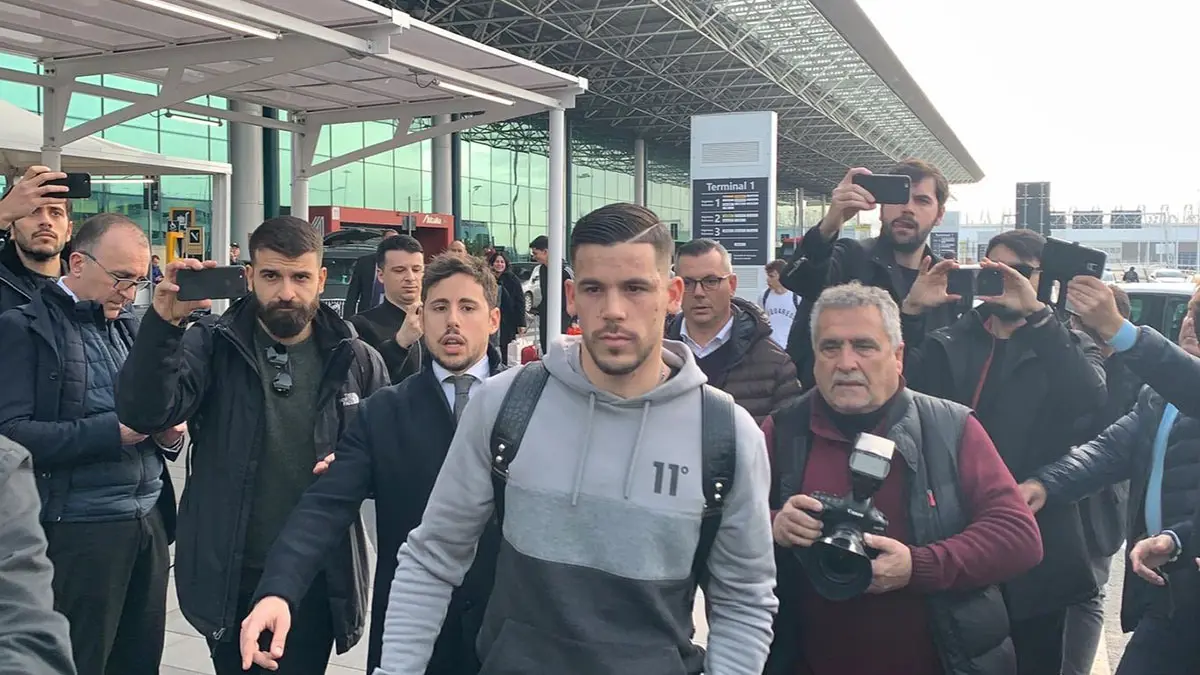 كارليس بيريز نجم برشلونة يصل إيطاليا تمهيدا لانضمامه رسميا إلى روما (فيديو)