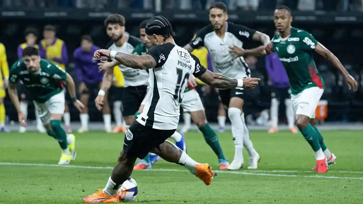 بعدما أفسد منافسه علامة الجزاء.. ديباي يهدر الركلة بطريقة كارثية (فيديو)