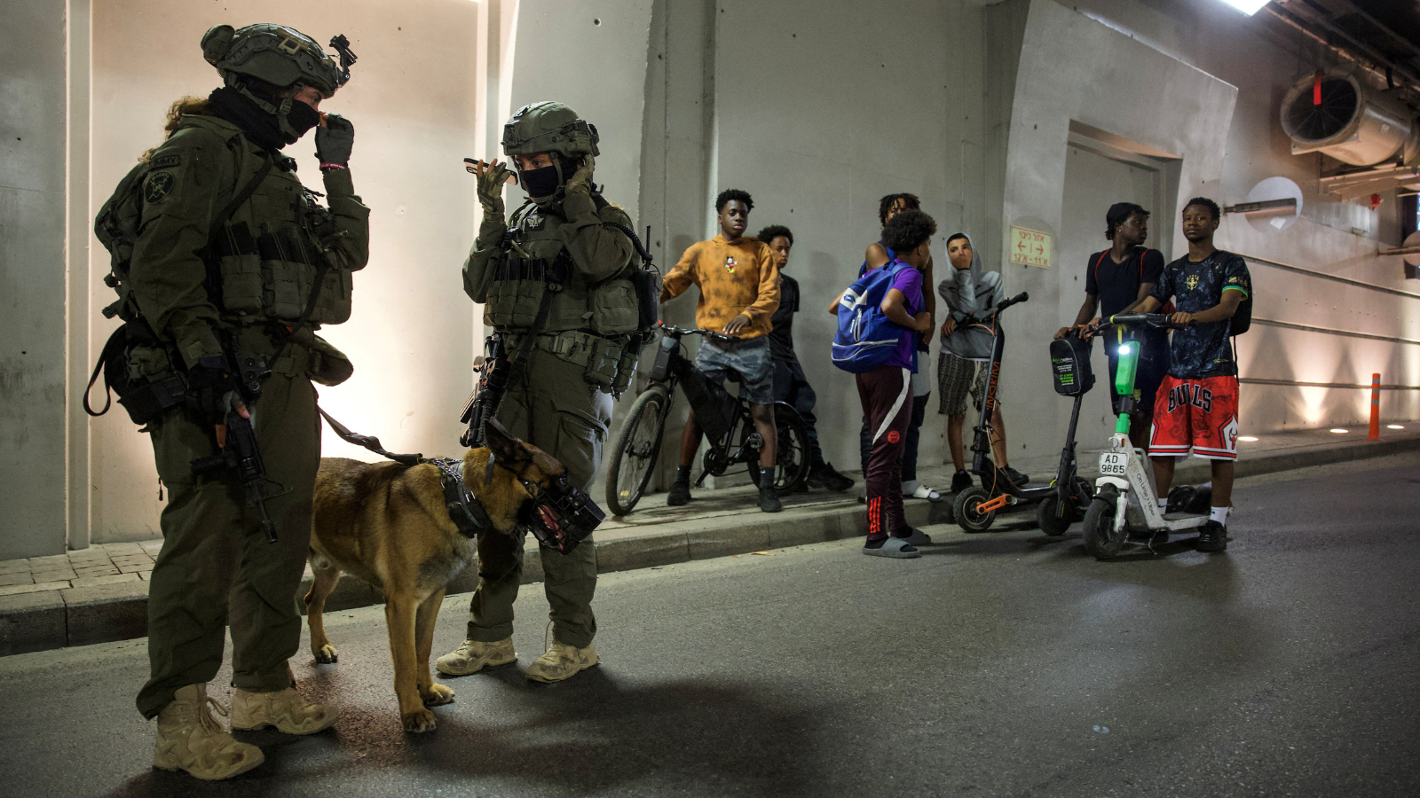 الجيش الإسرائيلي يخفض مستوى الإنذار ويسمح للسكان بالخروج من الملاجئ