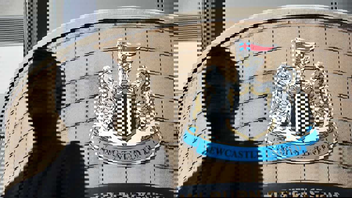 رابطة الدوري الإنجليزي تتهم مالك نيوكاسل بالكذب بشأن عملية استحواذ السعودية على الفريق