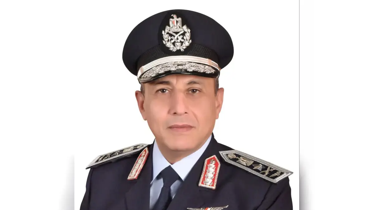 موقف مفاجئ من وزير الطيران المصري تجاه راكب أتلفت حقيبته