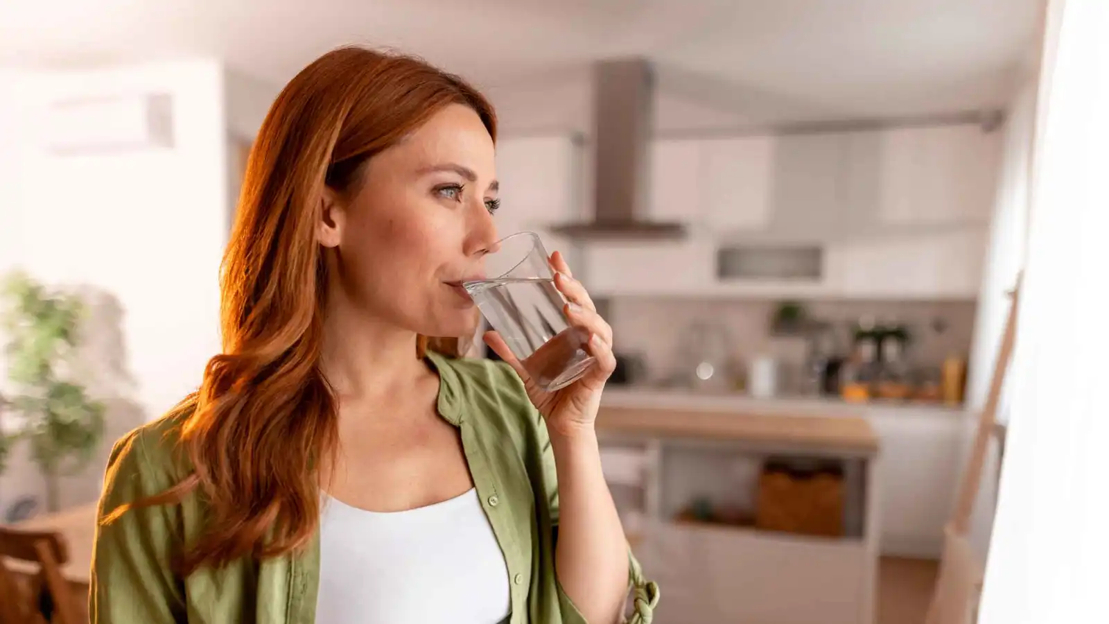 شرب الماء بكثرة.. هل يحمل خطرا خفيا على الكلى؟