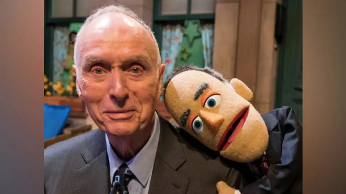 وفاة لويد موريسيت مبتكر سلسلة "شارع سمسم" عن عمر 93 عاما

