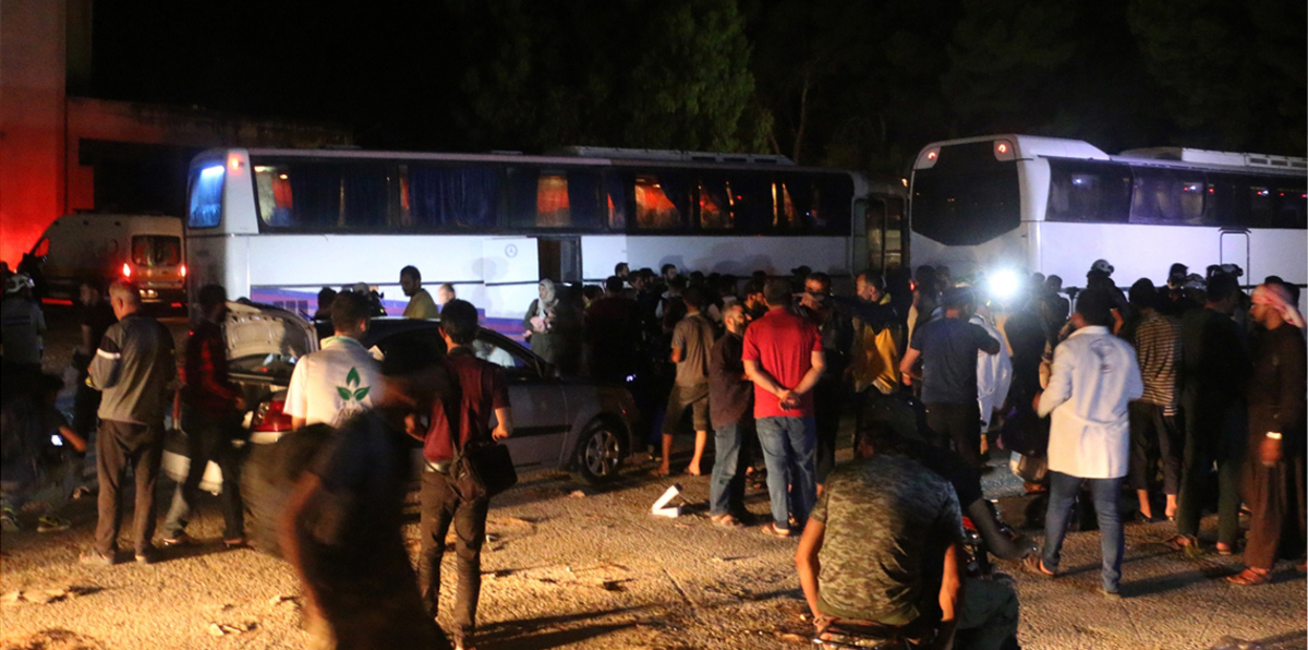 سوريا.. أول قافلة من مهجري درعا تصل حماة (صور)