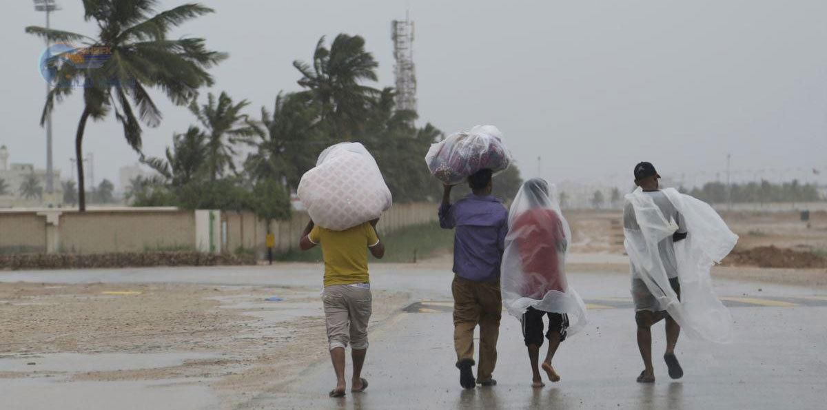 معين عبدالملك سعيد يتفقد "المهرة" اليمنية بعد إعصار "لبان"