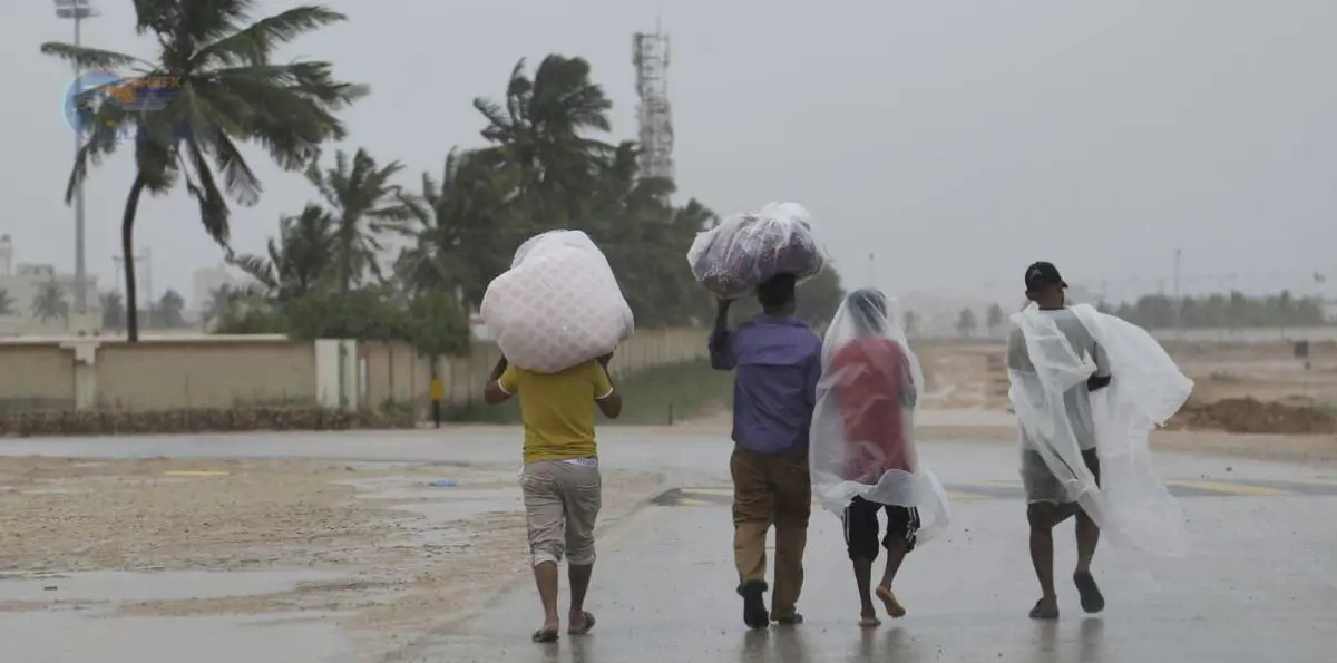 معين عبدالملك سعيد يتفقد "المهرة" اليمنية بعد إعصار "لبان"