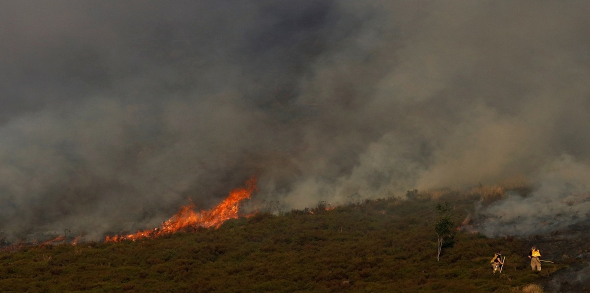 في واقعة غير مسبوقة في التاريخ.. الطقس الحار يشعل الحرائق شمال إنجلترا (صور)