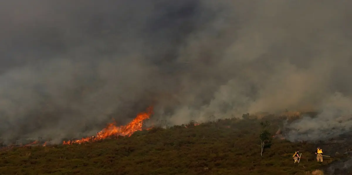 في واقعة غير مسبوقة في التاريخ.. الطقس الحار يشعل الحرائق شمال إنجلترا (صور)
