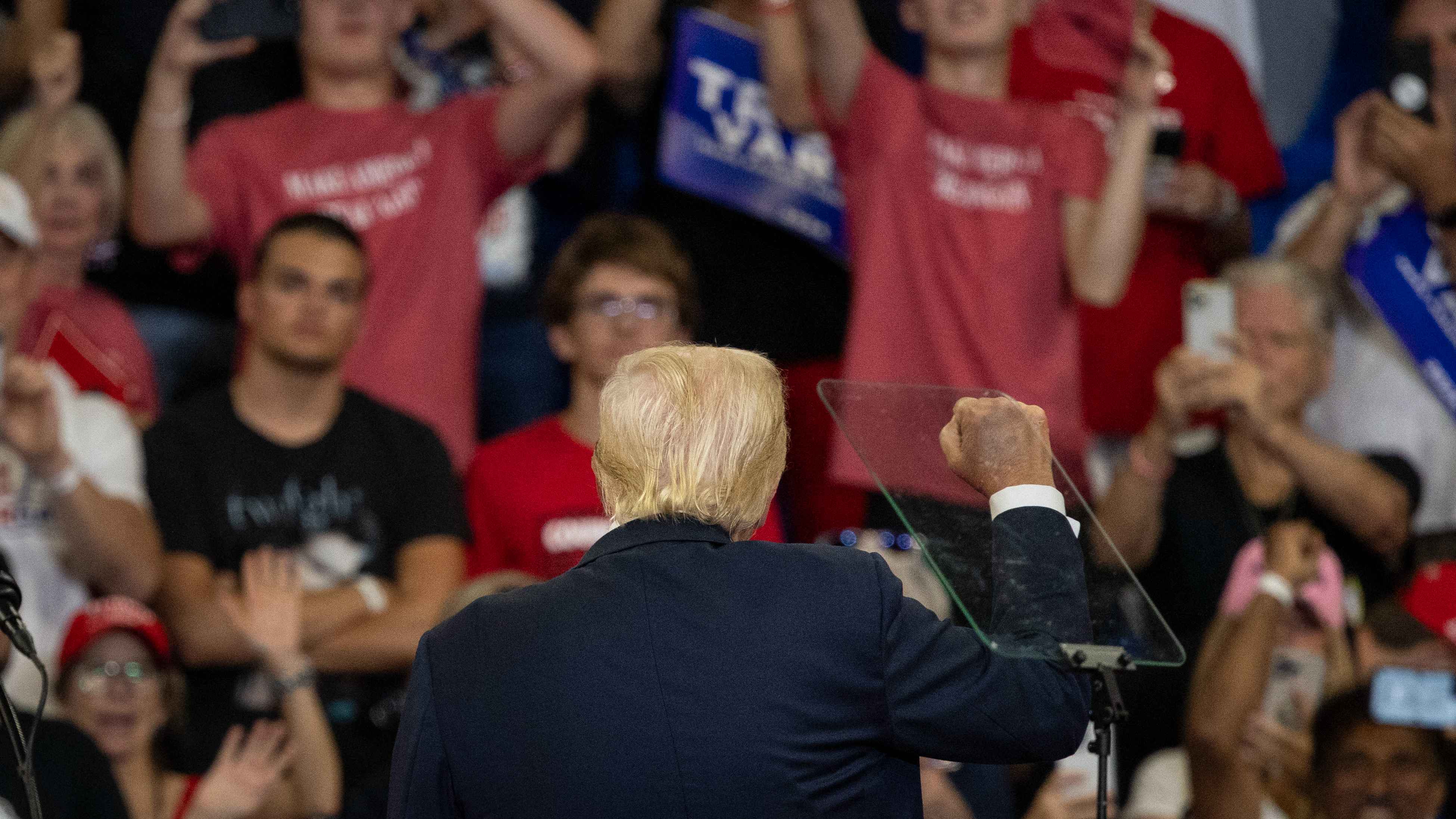 مع تقدم منافسته الديمقراطية .. ترامب يعقد مؤتمرا صحفيا