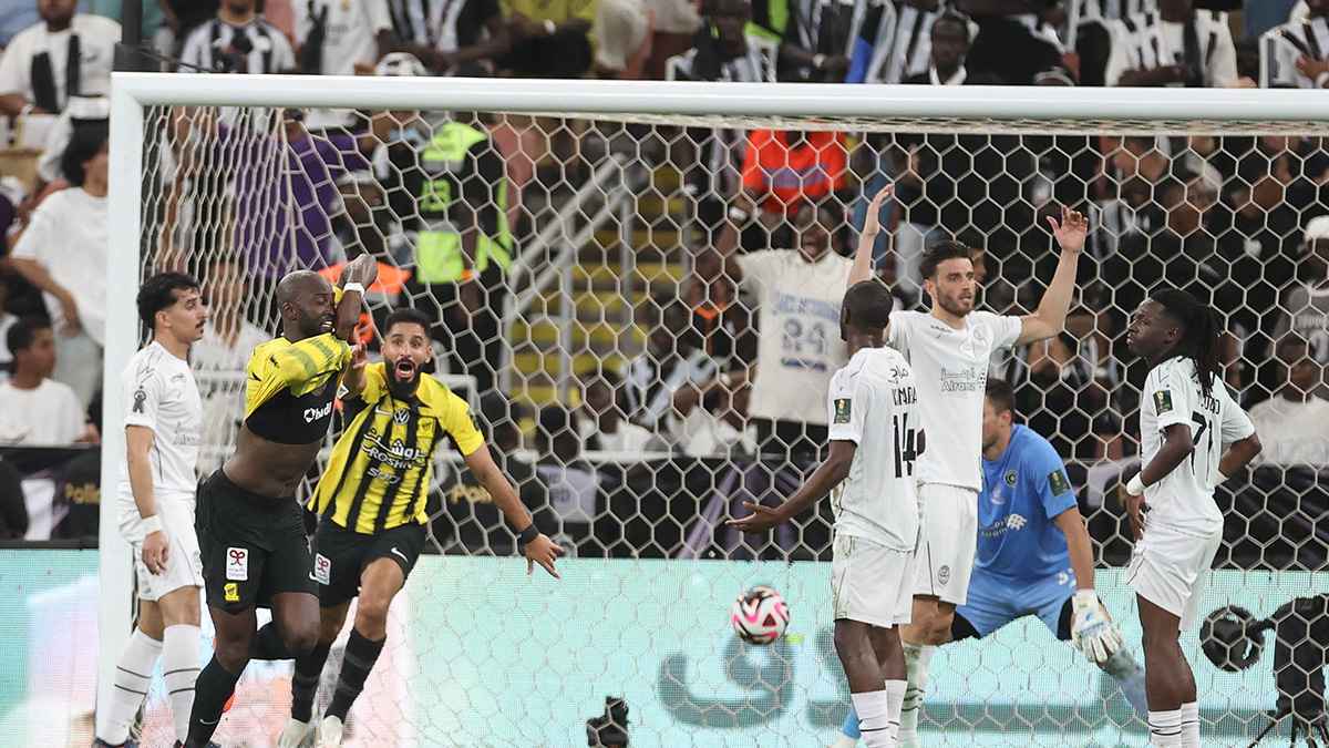 الحكم "نحر الشباب".. تصريحات غاضبة بعد تأهل الاتحاد السعودي (فيديو)