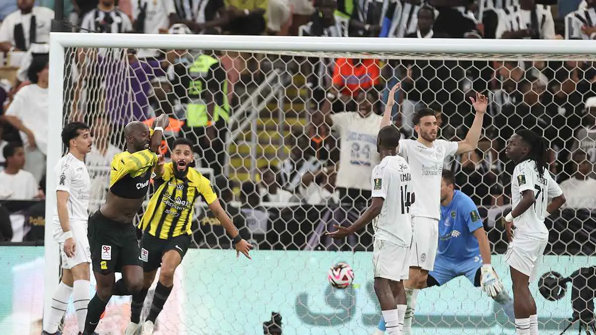 الحكم "نحر الشباب".. تصريحات غاضبة بعد تأهل الاتحاد السعودي (فيديو)