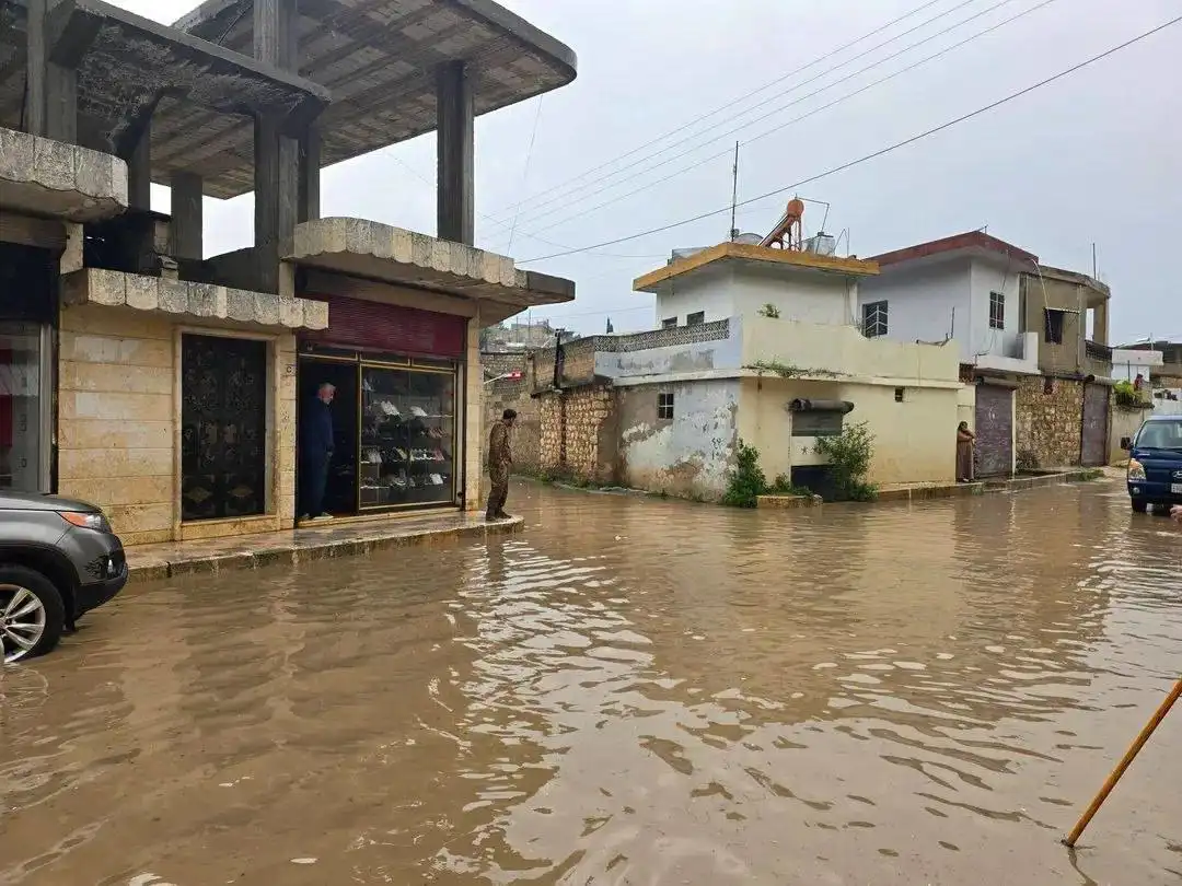 السيول بين المنازل في عفرين