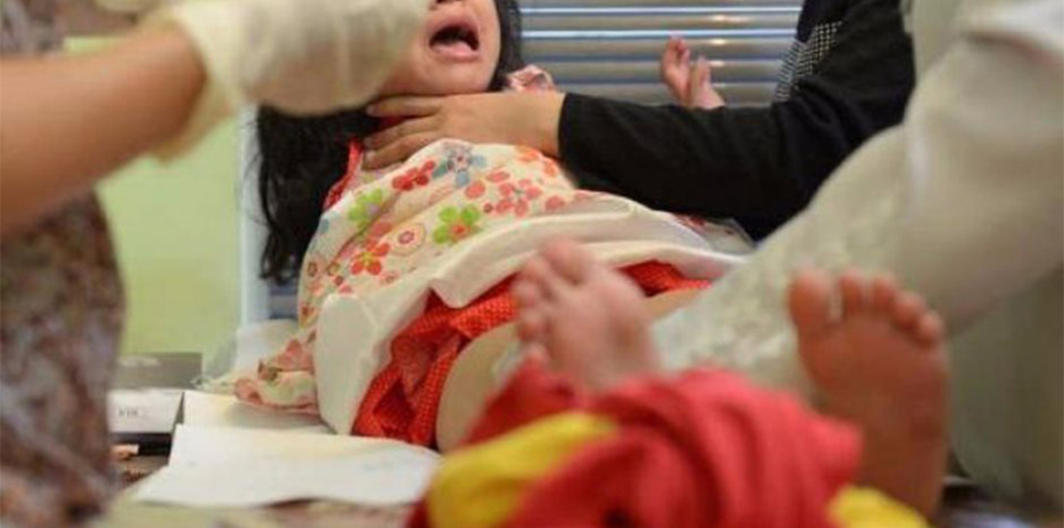 مصري يطالب بحبس زوجته بسبب ختان ابنتيه