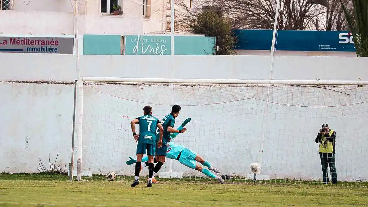 أغرب حالة طرد بالدوري التونسي.. لاعب المرسى يتبادل اللكمات مع مشجع (فيديو وصور)