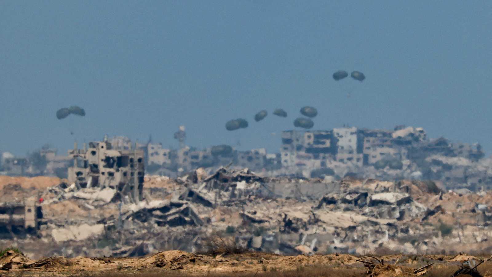 إنزال جوي فرنسي لمساعدات في غزة (فيديو)