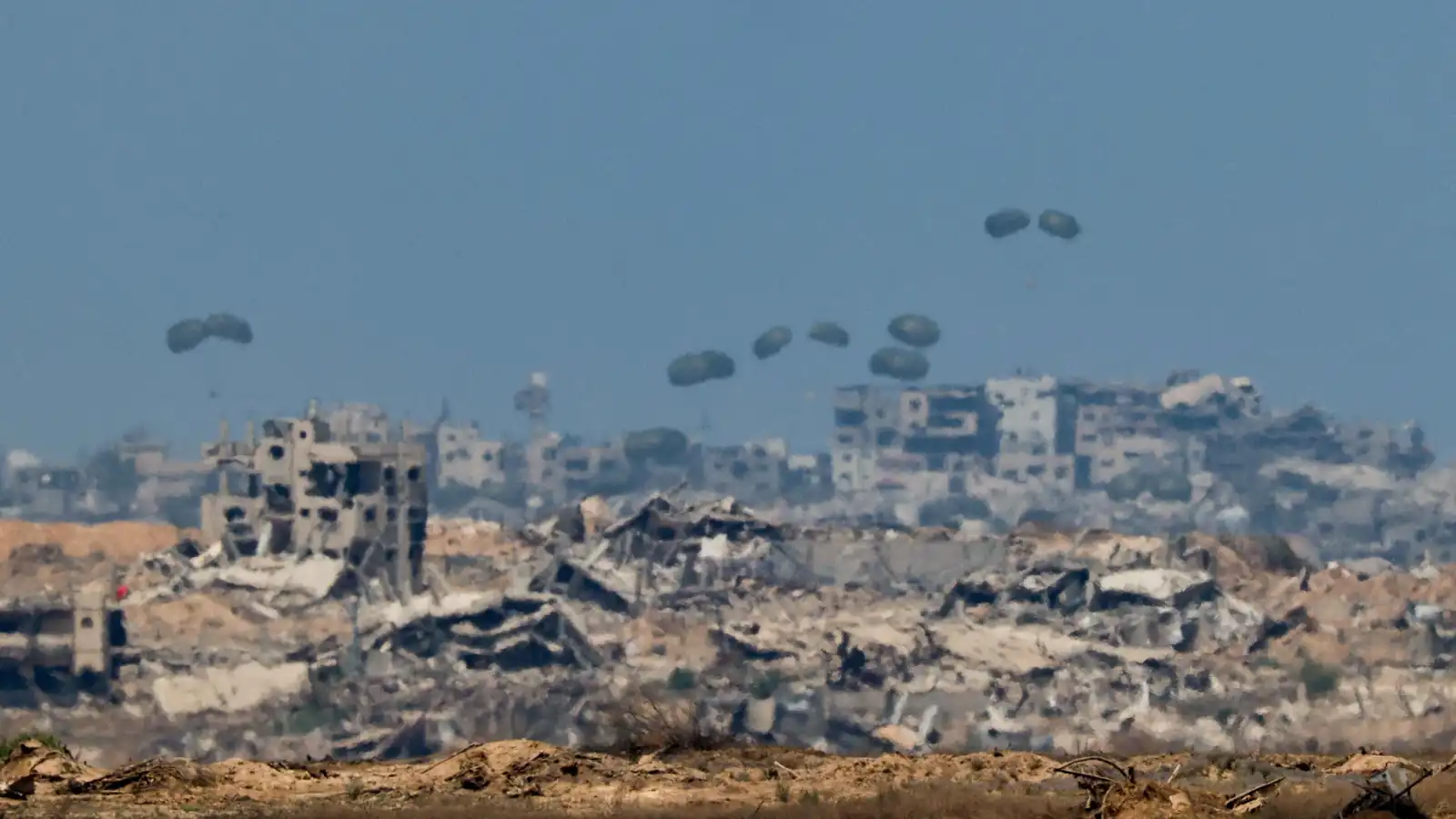 إنزال جوي فرنسي لمساعدات في غزة (فيديو)