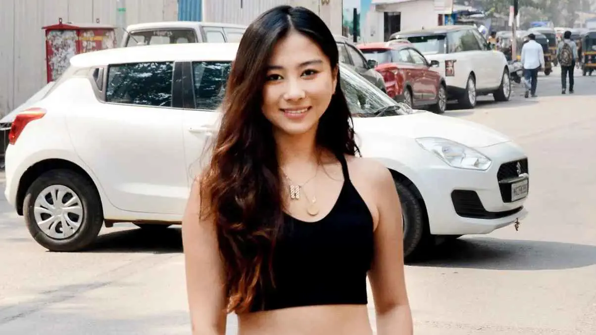 لم يعرف أنها مشهورة.. رجل يواجه الفضيحة بعد مضايقته سائحة (فيديو)