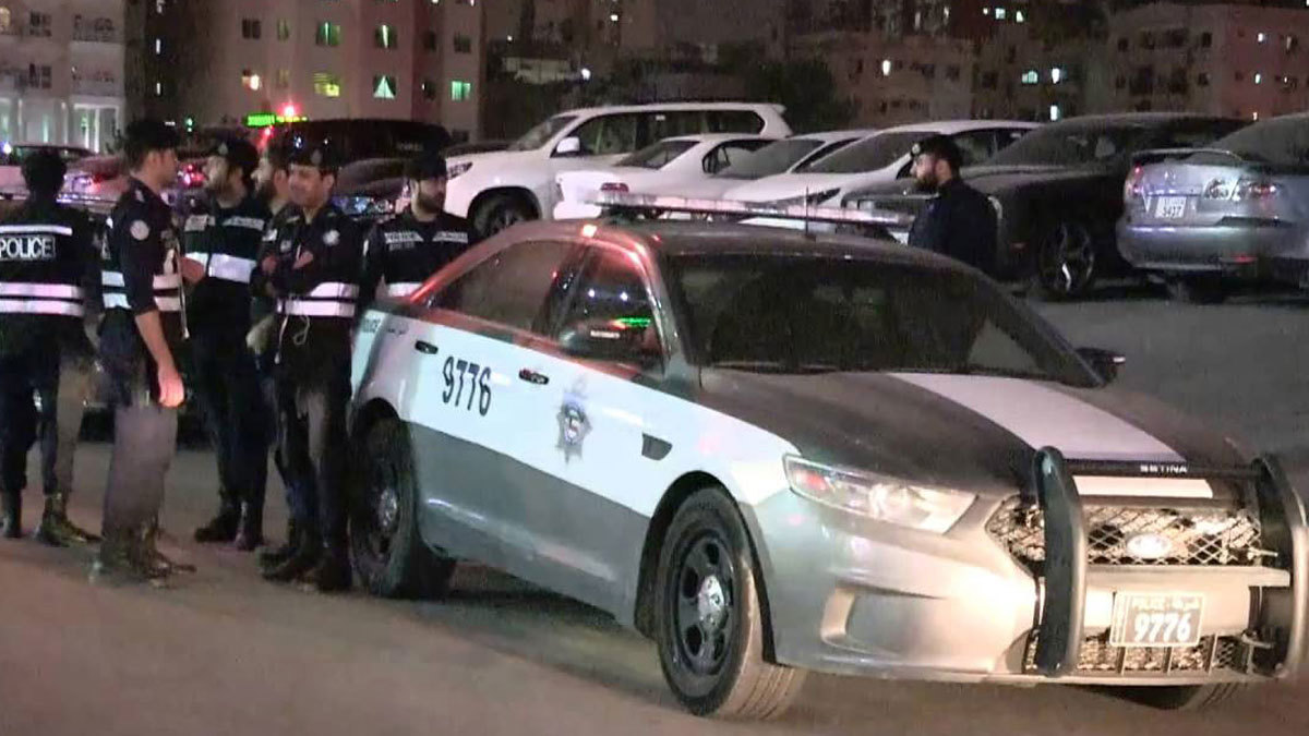 وافد في الكويت يحاول دهس شرطيين ويهدد بالتصعيد