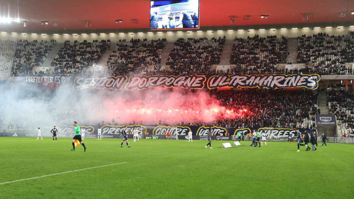 بوردو فريق زيدان التاريخي يجمد عقود محترفيه بعد الهبوط للدرجة الثالثة