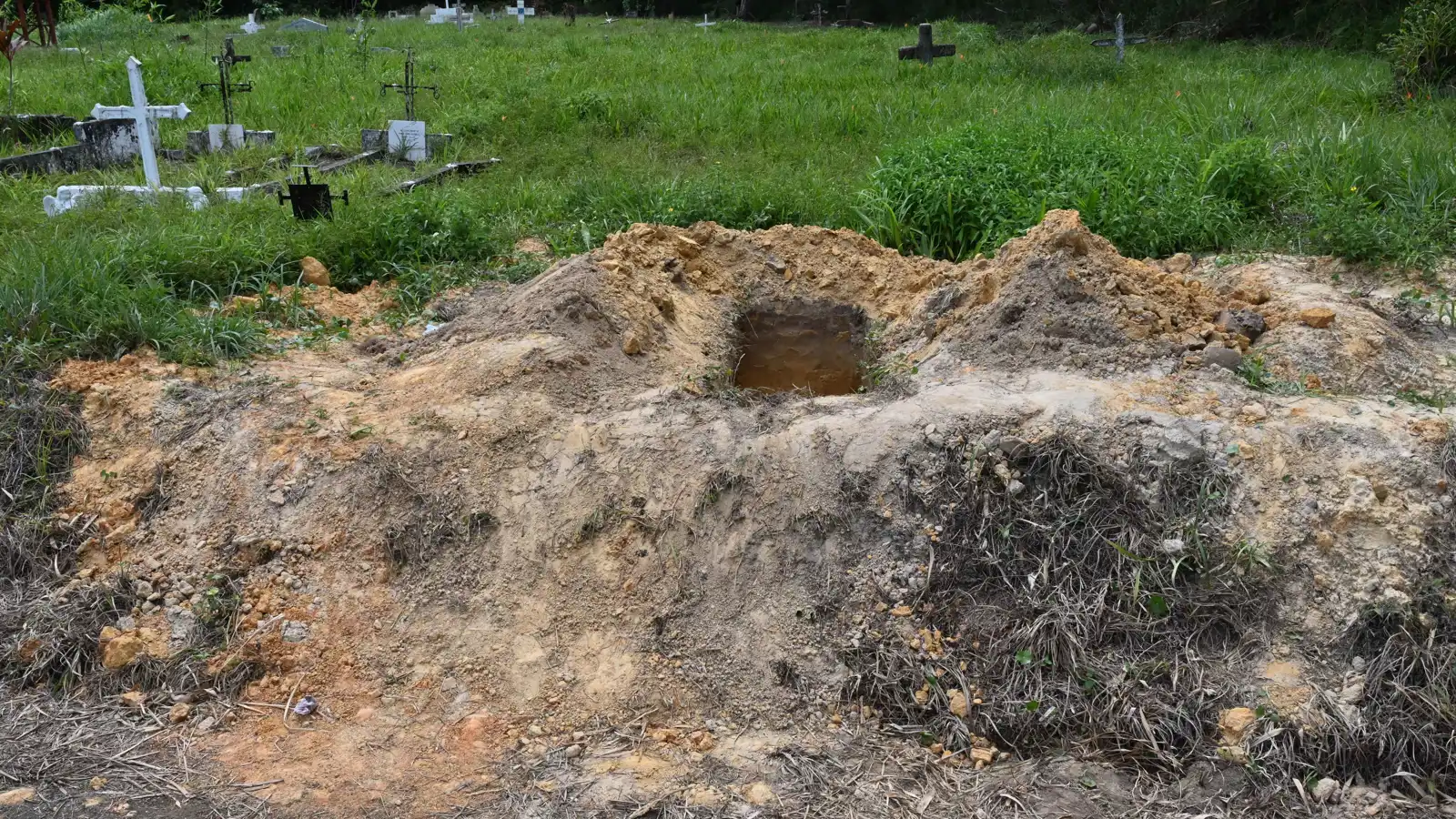 العثور على عشرات الجثث ملقاة بمقبرة في ترينيداد وتوباغو