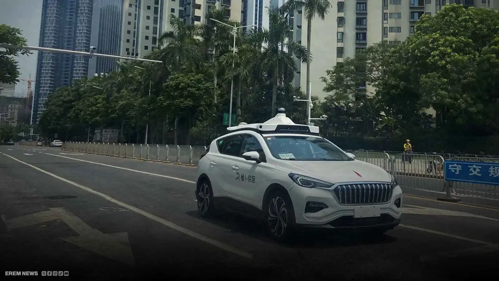 عندما تتعطل الخوارزميات.. سيارة ذاتية القيادة تهوي في حفرة بناء