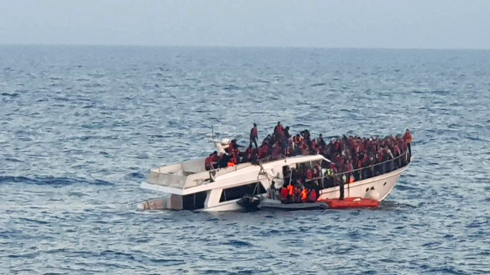 لبنان.. إنقاذ 99 مهاجرا غير شرعي بعد غرق مركبين قبالة طرابلس