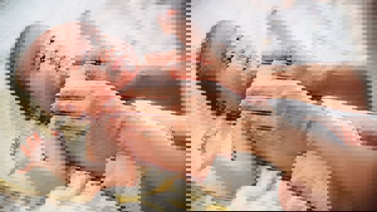 "مساج الأطفال والرضع".. فوائد سلوكية وصحية للطفل والأم