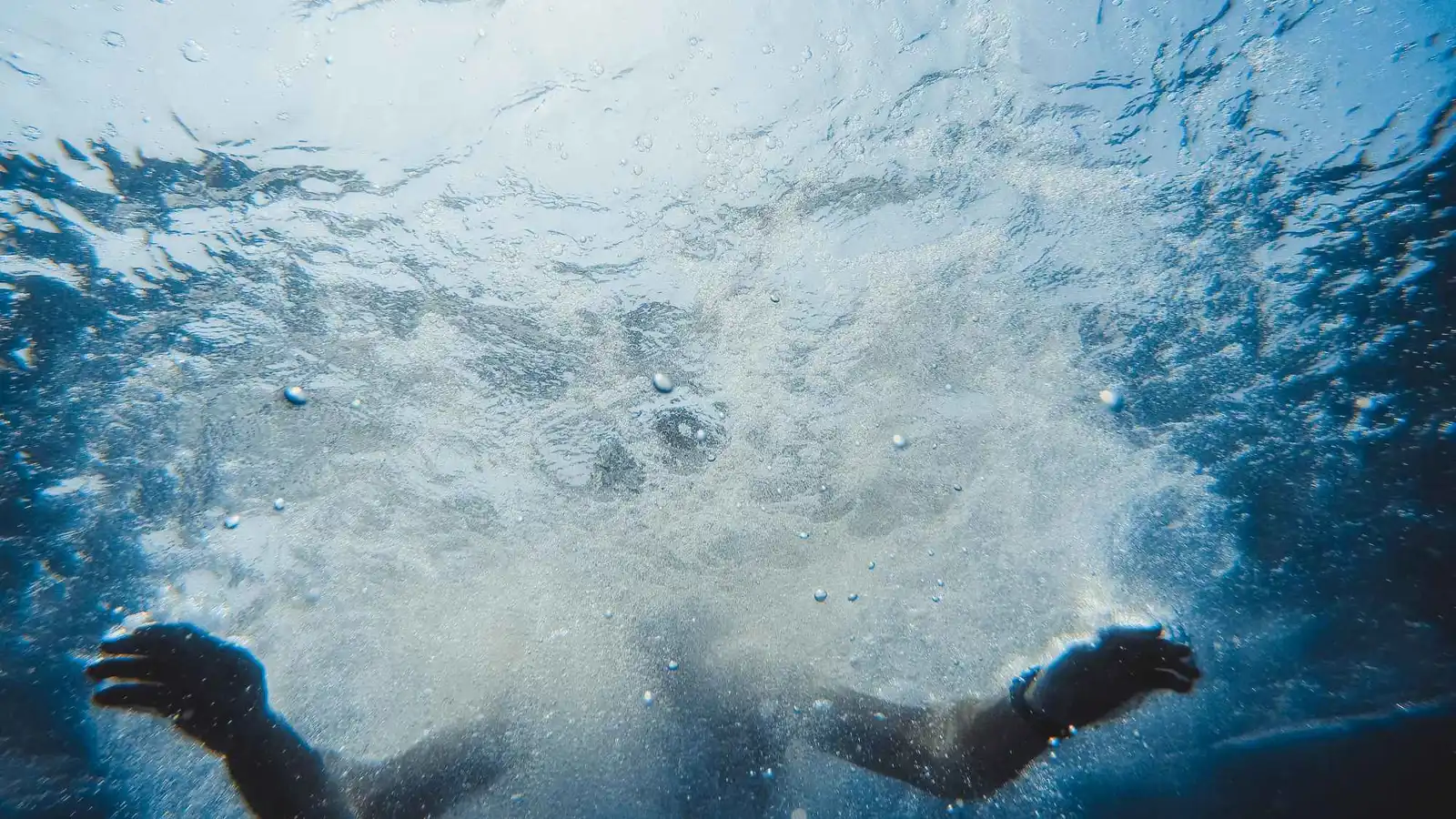 مصر.. أب يلقى حتفه أثناء إنقاذ نجله من الغرق