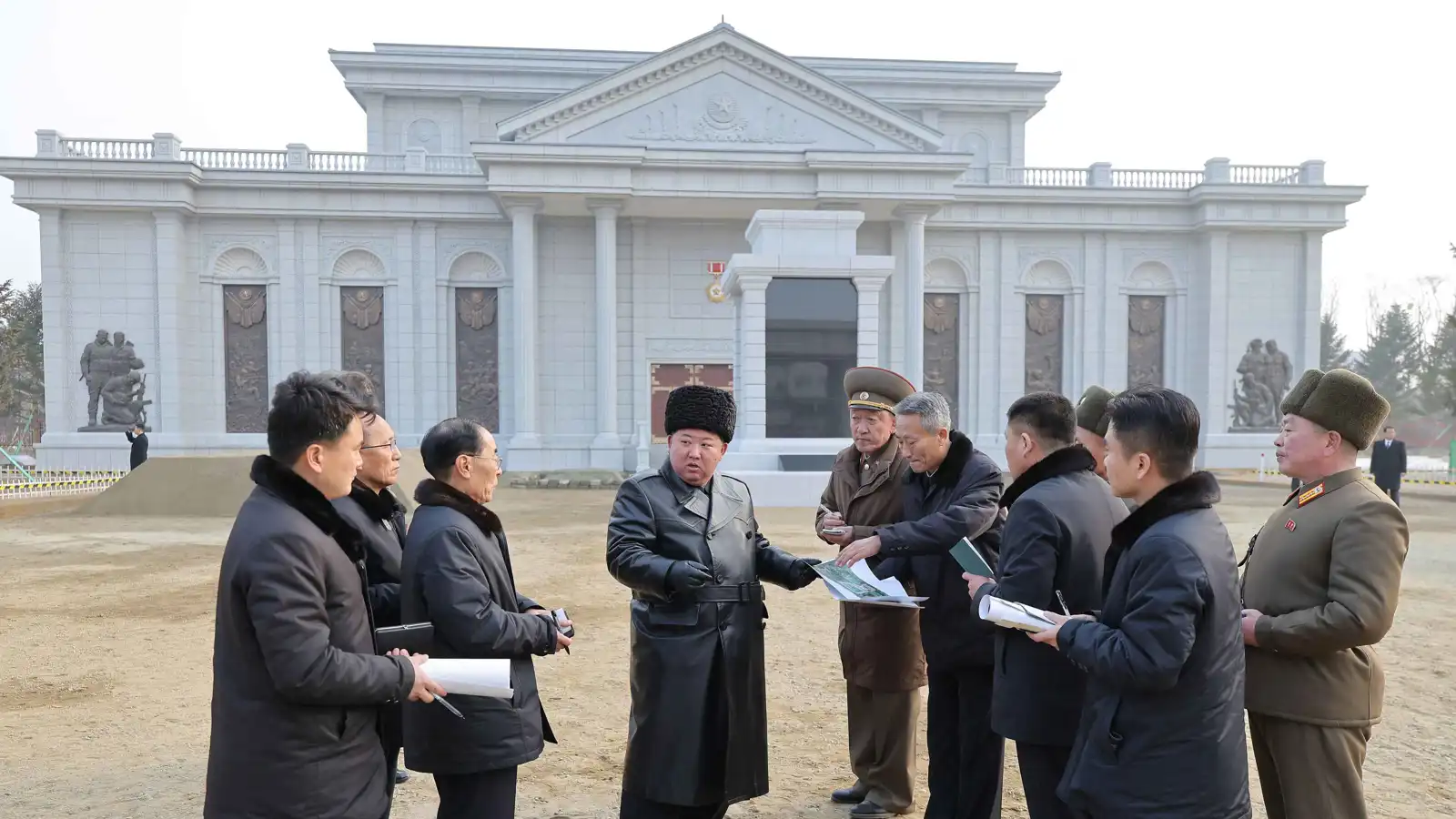 كيم جونغ أون يشيد ببطولة جنوده المقاتلين إلى جانب روسيا