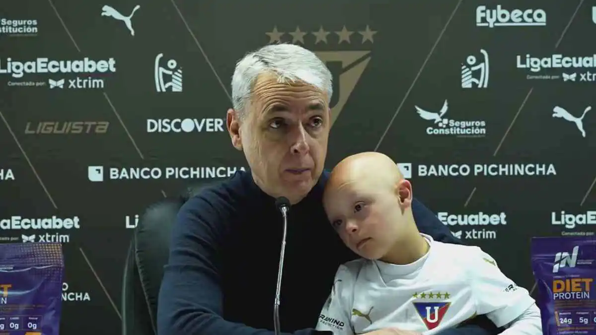 في لفتة إنسانية.. مدرب يصطحب ابنه المصاب بمتلازمة داون لمؤتمر صحفي (فيديو)