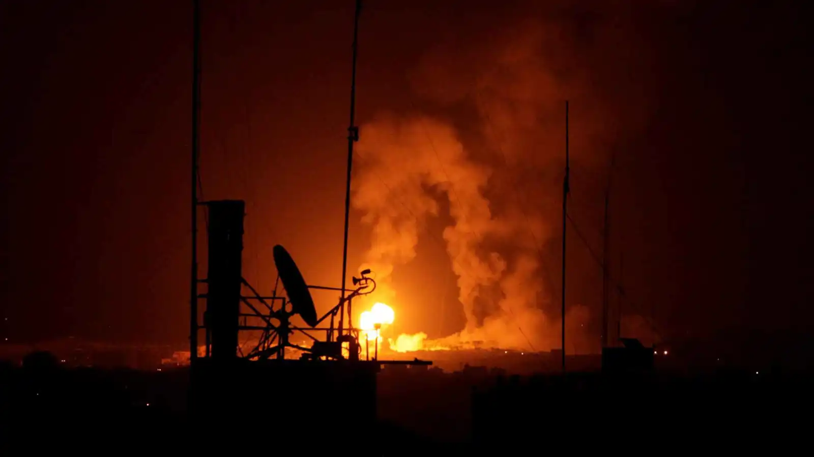 إسرائيل تكثف غاراتها الجوية والبحرية على قطاع غزة