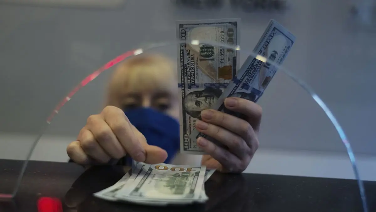 ارتفاع الدولار "ينشر الألم" في الدول الفقيرة.. وركود عالمي مرتقب