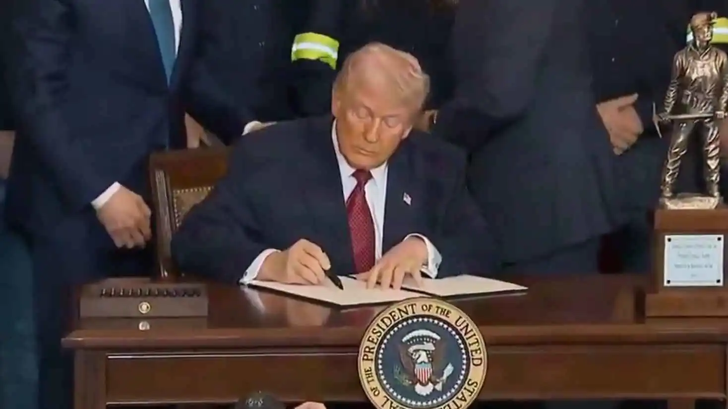 ترامب يلزم "البنتاغون" باتفاقيات طويلة الأجل لتوريد طاقة الفحم