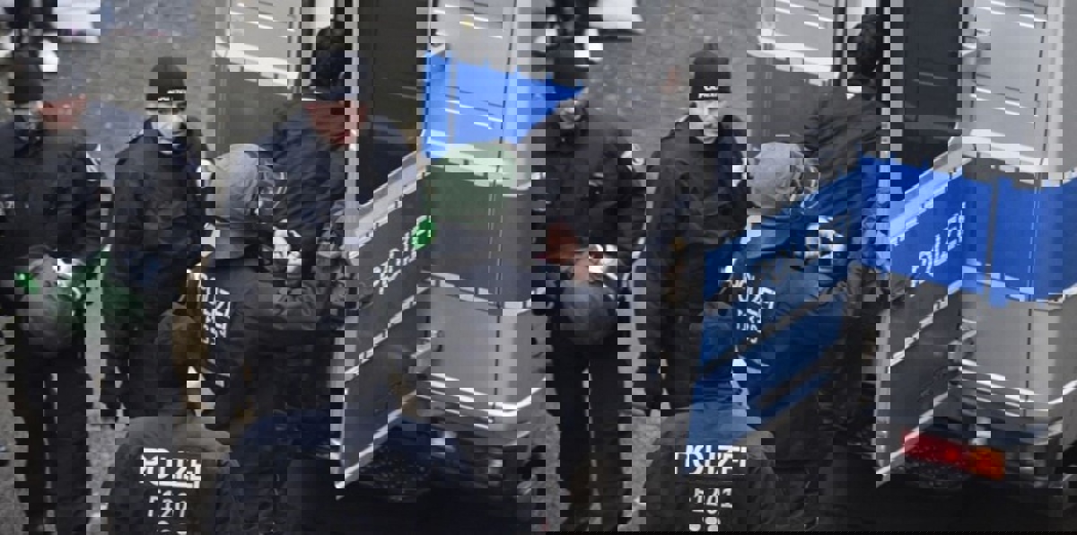 ألمانيا تعتقل مغربيًا للاشتباه في صلته بهجمات باريس 2015 