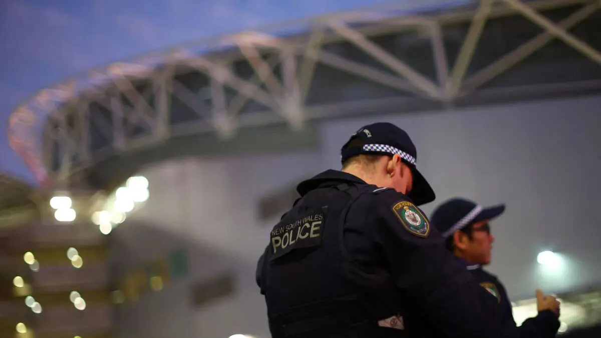 بسيف "ساموراي".. الاعتداء على رجل أمن في الكويت (صور)