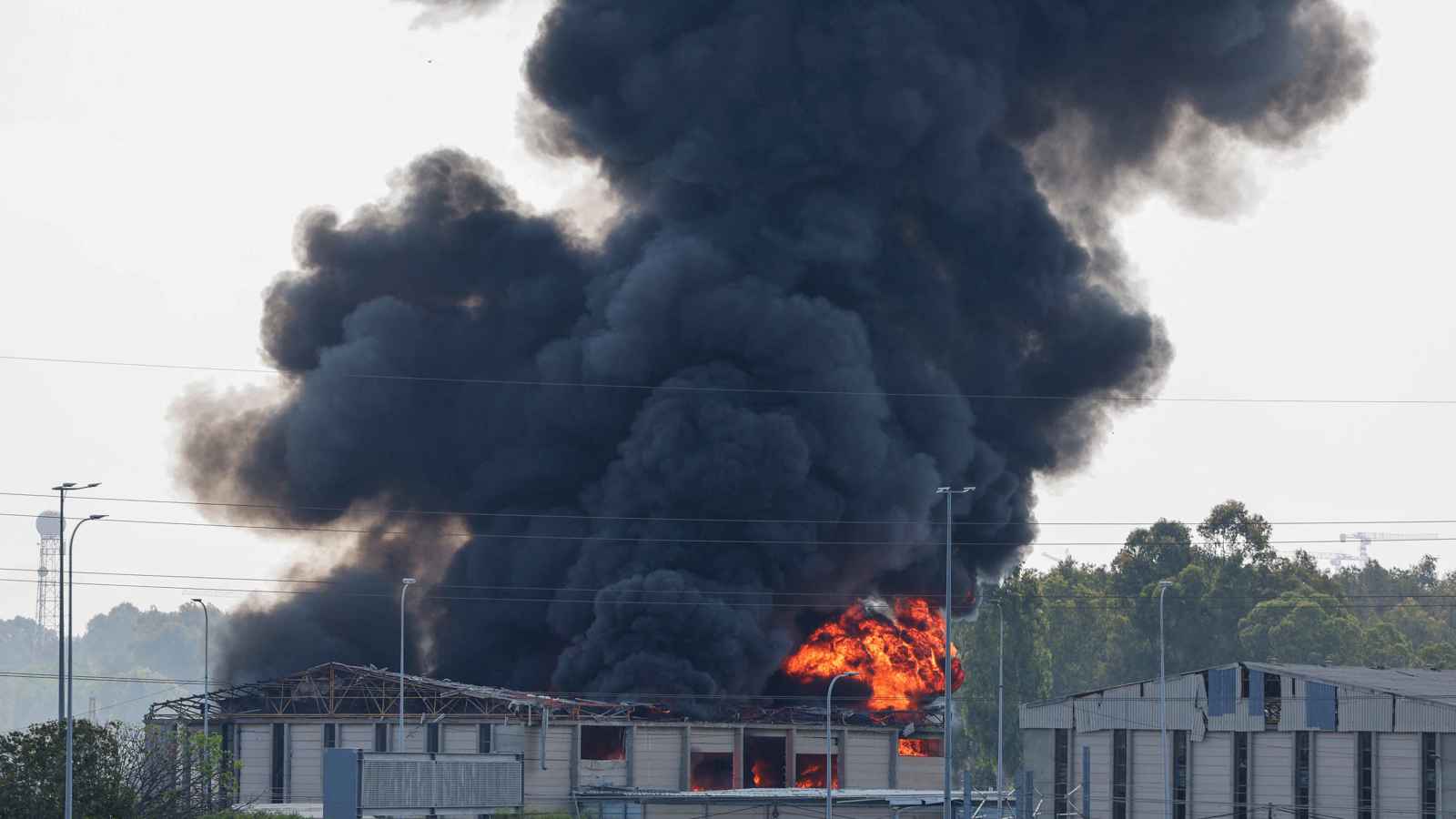 الحرس الثوري: استهدفنا مقر الموساد في تل أبيب وهو يحترق الآن (فيديو)