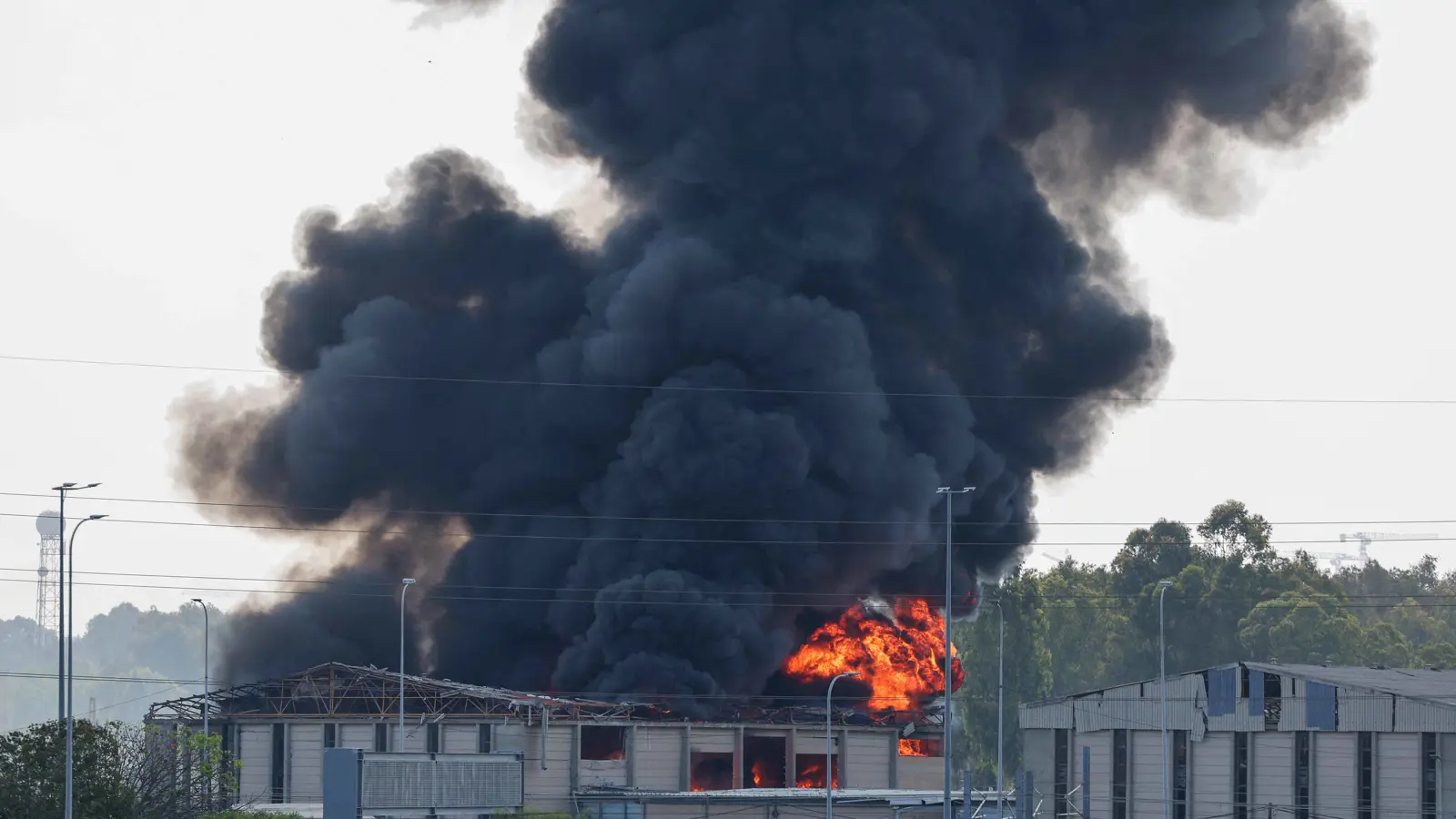 الحرس الثوري: استهدفنا مقر الموساد في تل أبيب وهو يحترق الآن (فيديو)