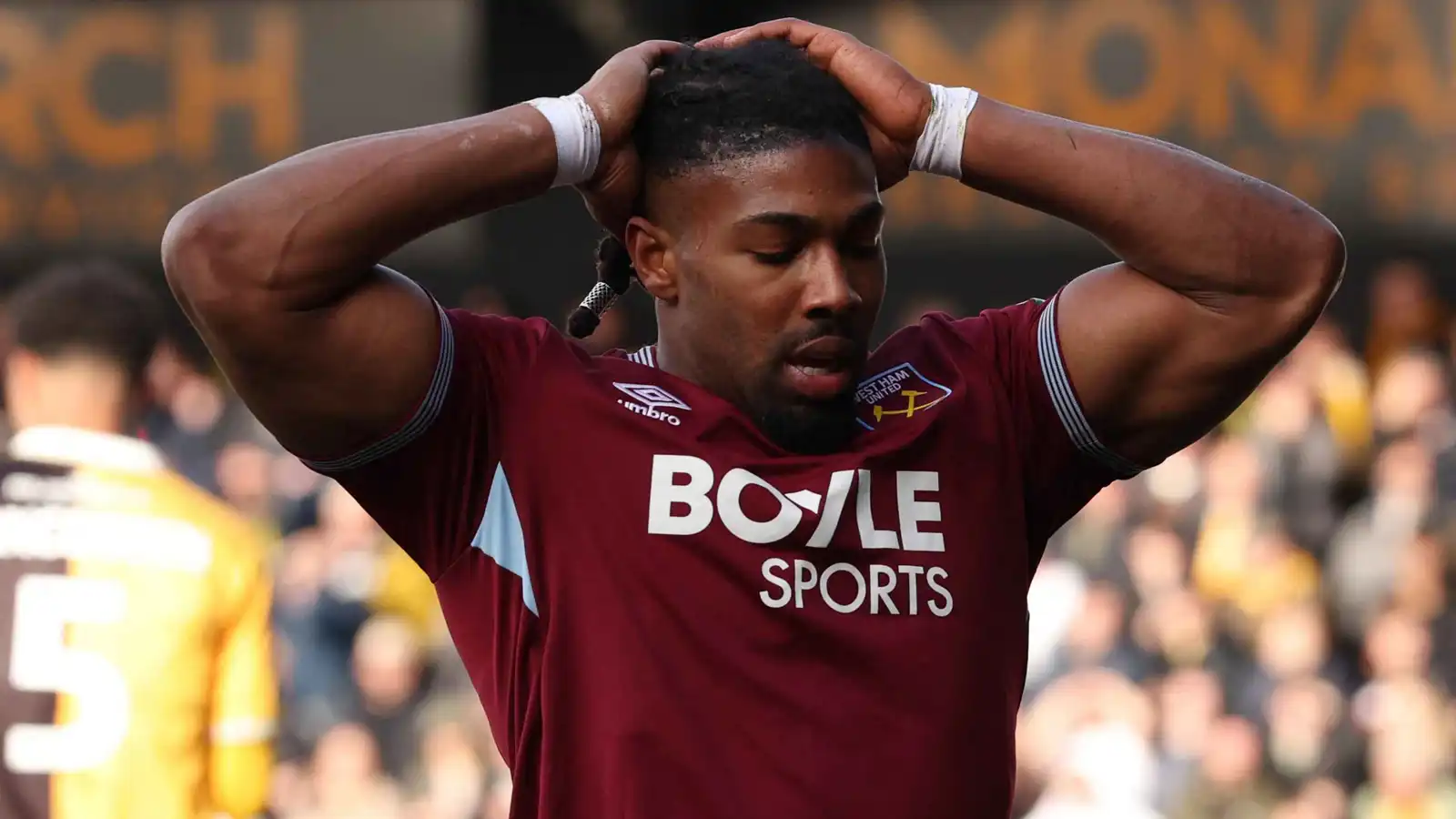 بسبب عضلاته المفتولة.. مدرب وست هام يتخذ إجراء غريبا تجاه نجم الفريق (صور)