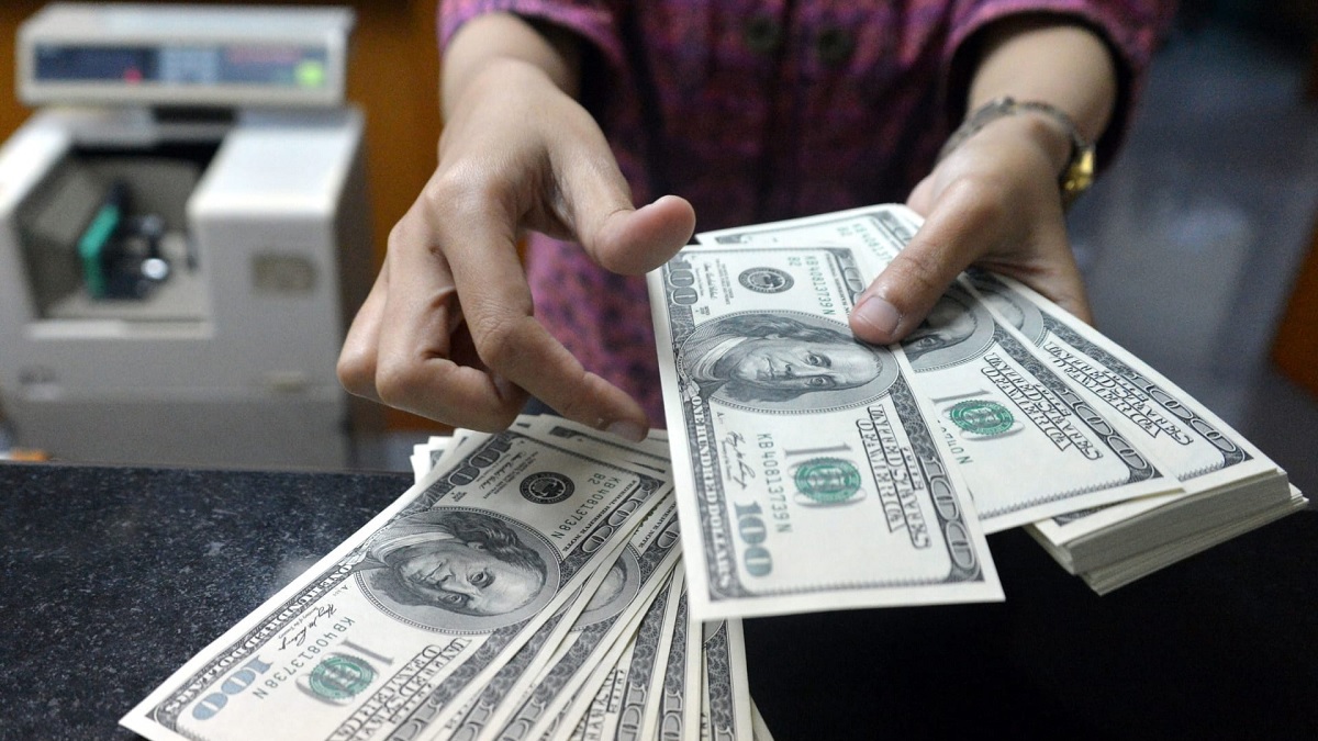 الدولار يحافظ على مكاسبه وسط رهانات على توقف رفع الفائدة